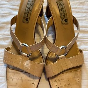 Brighton size 9 cream color wide heels size 9 $20